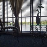 Medinės žaliuzės viešbučio kambaryje - Skirpus 3