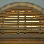 Medinių žaliuzių sistema arkiniams langams SKIRPUS